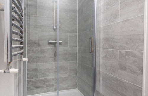 Plasnewydd Apartment | Perfectly Placed: Cozy Flat in the City's Heart
