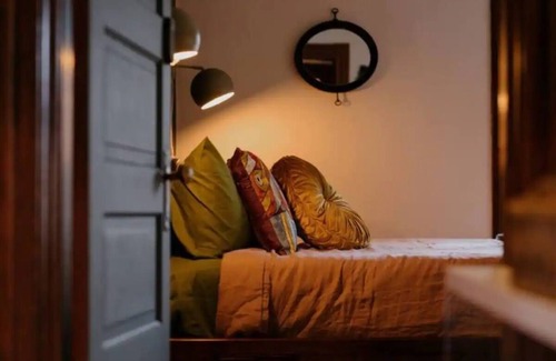 Buckman Neighborhood Bed & Breakfast | Perfectly Portland: Zissou's Room at Hi Buddy in PDX's Coolest Neighborhood