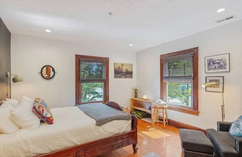 Buckman Neighborhood Bed & Breakfast | Perfectly Portland: Zissou's Room at Hi Buddy in PDX's Coolest Neighborhood