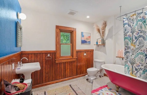 Buckman Neighborhood Bed & Breakfast | Perfectly Portland: Zissou's Room at Hi Buddy in PDX's Coolest Neighborhood