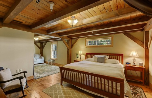 Fairfax Bed & Breakfast | Perfectly Vermont bed and breakfast w/ en suite bath- Hazelnut Room