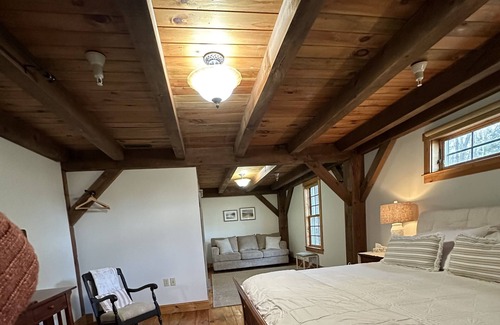 Fairfax Bed & Breakfast | Perfectly Vermont bed and breakfast w/ en suite bath- Hazelnut Room
