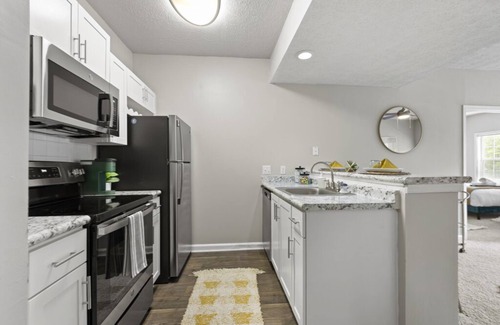 Dunwoody Condo | PERIMETER CENTER Luxe* FREE Parking+POOL+Balcony
