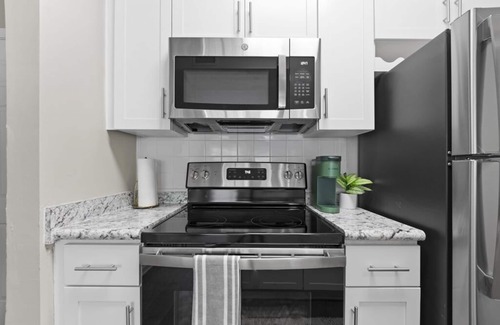Dunwoody Condo | PERIMETER CENTER Luxe* FREE Parking+POOL+Balcony