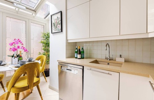 Belgravia Apartment | Period 2 Bed Home with AC in London Belgravia