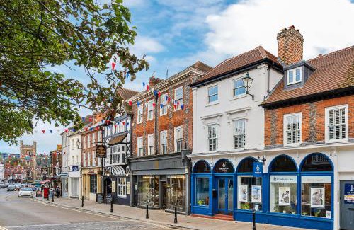 Henley-on-Thames Apartment | Period Henley 2 bed apt with parking for 1 car