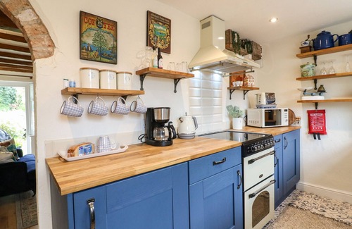 Barrow Upon Soar House | PERIWINKLE COTTAGE, pet friendly, with open fire in Barrow Upon Soar