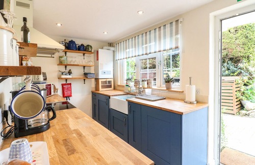 Barrow Upon Soar House | PERIWINKLE COTTAGE, pet friendly, with open fire in Barrow Upon Soar