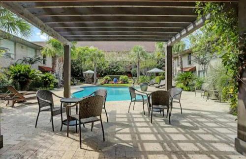 Uptown Apartment | Perk Up Your Getaway Stylish Galleria Retreat
