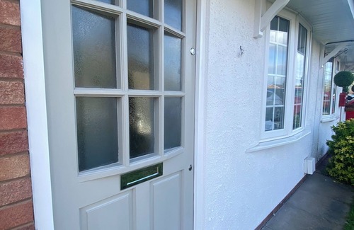 Wolverhampton House | Perton Village lovely Fully refurbished 2 bedroom private house, private parking