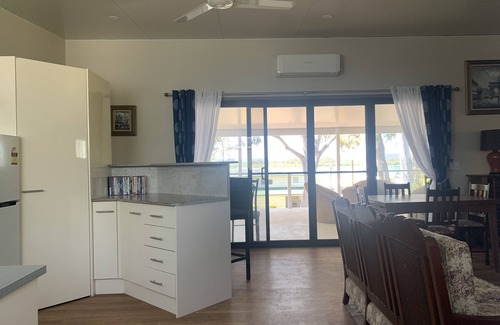 Brisbane Waterfront Apartment | Perulpa Bay Magnificent upstairs unit, 50 m from sea, top views, Huge veranda