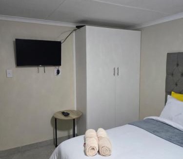 Ermelo House | Peshline Guest House Unit 0