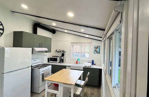 Selkirk Cottage | Pet and family friendly in paradise