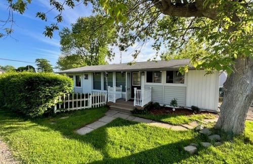 Selkirk Cottage | Pet and family friendly in paradise