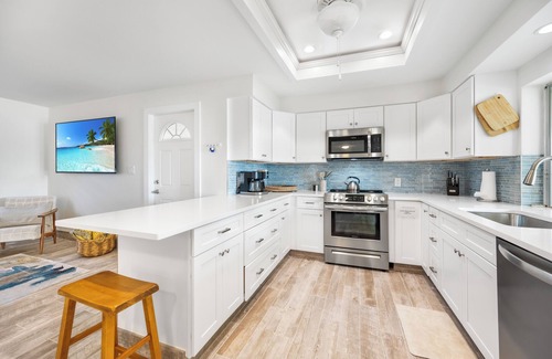 Isles of Capri House | Pet and kid friendly Key Lime Cutie with dock for 22' boat, walk to restaurants.