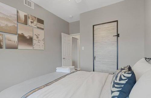 Meridian-Kessler Apartment | Pet&Baby Friendly 2BR w- in-unit Laundry WIFI
