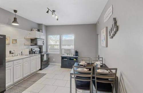 Meridian-Kessler Apartment | Pet&Baby Friendly 2BR w- in-unit Laundry WIFI