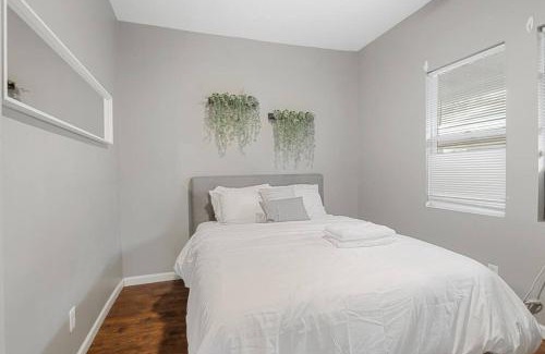 Meridian-Kessler Apartment | Pet&Baby Friendly 2BR w- in-unit Laundry WIFI