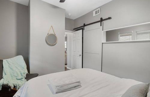 Meridian-Kessler Apartment | Pet&Baby Friendly 2BR w- in-unit Laundry WIFI