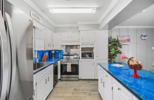 South Side House | Pet&Family-Friendly | Newly Remodeled 4BR/2BA house | @Downtown& 8 mins to beach