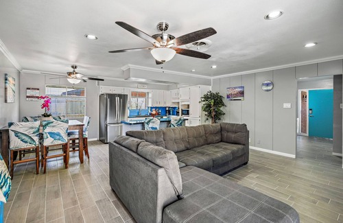 South Side House | Pet&Family-Friendly | Newly Remodeled 4BR/2BA house | @Downtown& 8 mins to beach