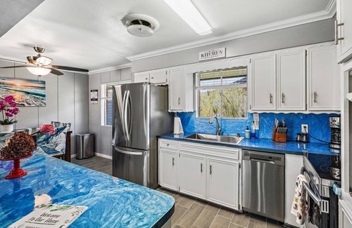 South Side House | Pet&Family-Friendly | Newly Remodeled 4BR/2BA house | @Downtown& 8 mins to beach