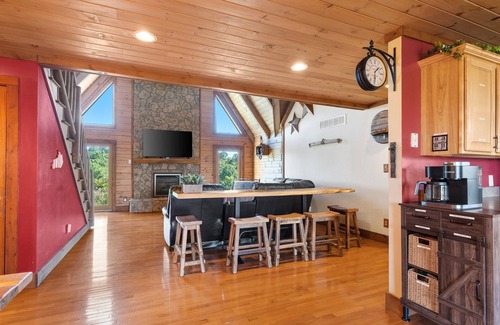 Perry Park Cabin | Pet + Family Friendly, 4 mins to Golf, on the Bourbon Trail, & close to the Ark!
