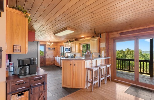 Perry Park Cabin | Pet + Family Friendly, 4 mins to Golf, on the Bourbon Trail, & close to the Ark!