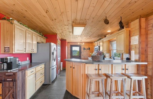 Perry Park Cabin | Pet + Family Friendly, 4 mins to Golf, on the Bourbon Trail, & close to the Ark!