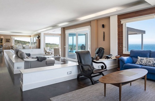 Atlanterra Villa | Pet-Friendly 'Villa de Lujo en Zahara' with Sea View, Pool, Garden & Wi-Fi