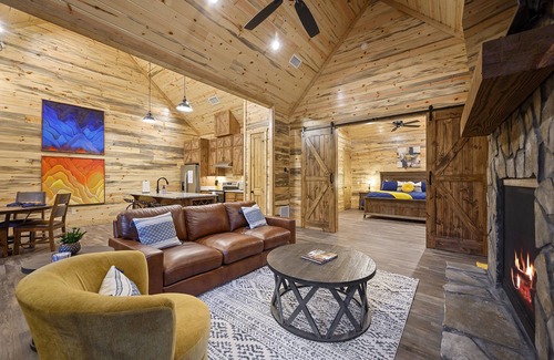 Broken Bow Cabin | Pet Friendly 1 bedroom cabin- Come relax behind the pine curtain
