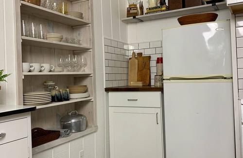 Kingston Apartment | Pet Friendly 1 BR Apartment in Uptown Kingston + Huge Backyard & Full Kitchen