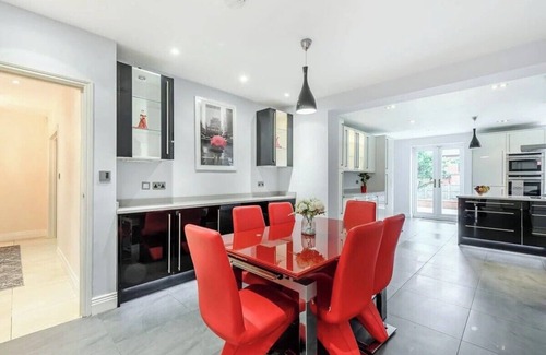 Northwood House | Pet Friendly - 11 Guests - 6 Beds - Bbq - Parking