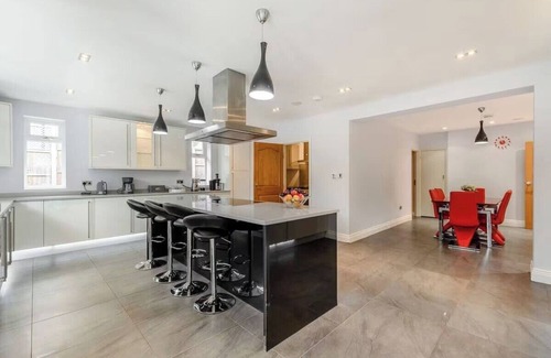 Northwood House | Pet Friendly - 11 Guests - 6 Beds - Bbq - Parking