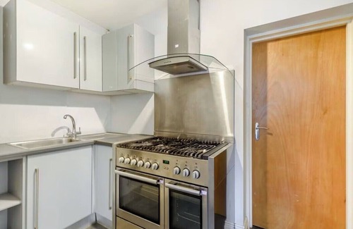 Northwood House | Pet Friendly - 11 Guests - 6 Beds - Bbq - Parking