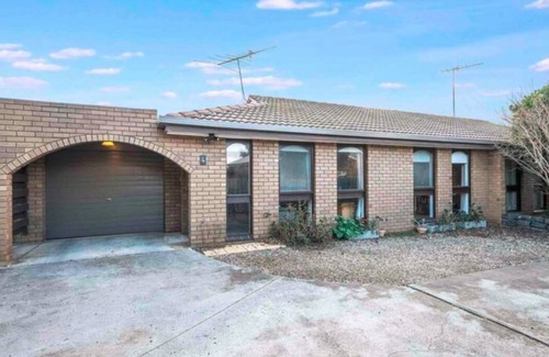 Geelong West Villa | Pet Friendly 2 Bedroom Unit Near Pakington Street