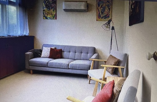 Surrey Hills Apartment | 🐶 PET FRIENDLY : 2 Bedroom Ground level. Private. Trams .Park. Netflix.Pet ok