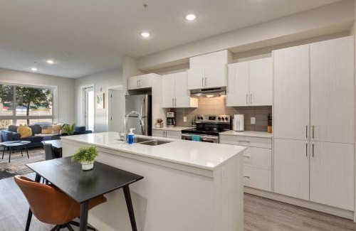 Shaganappi Apartment | Pet Friendly 2 Bed Close to Downtown