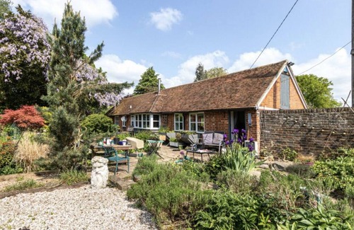 Maidstone Cottage | Pet friendly 2 bed cottage - Hot tub, log burner and gardens in countryside