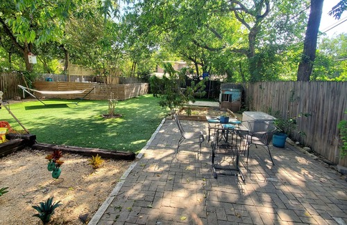 Mahncke Park House | Pet friendly 2-bedroom near downtown San Antonio, Pearl, Riverwalk, Zoo, museums