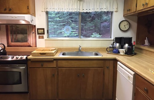 Arnold Ski Chalet | Pet Friendly 2 BR + Loft , Wifi , Sleeps 8