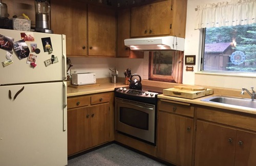 Arnold Ski Chalet | Pet Friendly 2 BR + Loft , Wifi , Sleeps 8