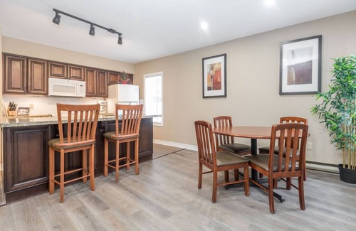 Oro-Medonte Apartment | Pet Friendly, 2 King Beds, Gym, Pool
