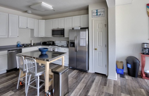 Ocean View House | Pet Friendly (~20lb), 4 BD Townhome, 10 Min to Beach, Near Pool, Tennis, Kayak, and Free Activities!