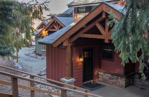 Snowshoe Ski Chalet | PET FRIENDLY 2br/2ba Tree Top -walk to ski/village