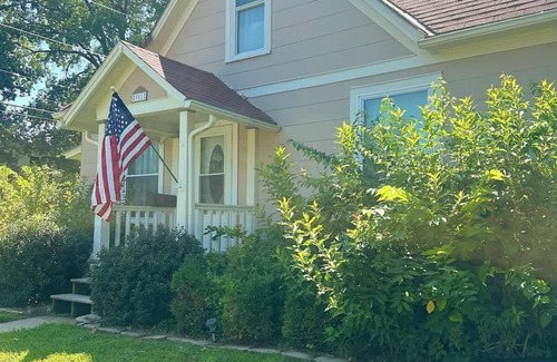 Manhattan House | Pet-Friendly 2BR | Fenced Yard | Near K-State & Aggieville