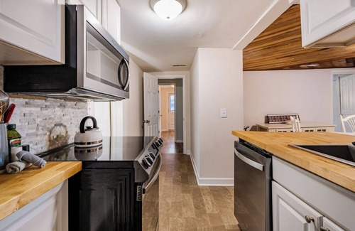 Cary House | Pet-Friendly 2BR Ranch, Wifi, Parking Near RTP