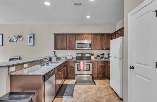Waldron House | Pet friendly 3-bedroom townhome in North Kansas City close to Airport