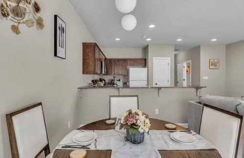 Waldron House | Pet friendly 3-bedroom townhome in North Kansas City close to Airport