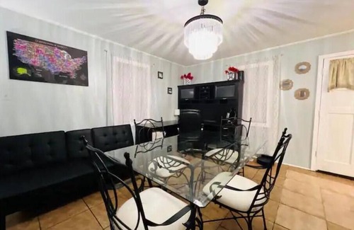 Garden City House | Pet friendly 3-bedroom home in Savannah near downtown and the coast!